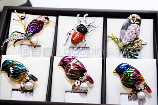 珠宝零售展示中的艺术魅力 不同鸟类形态胸针鉴赏